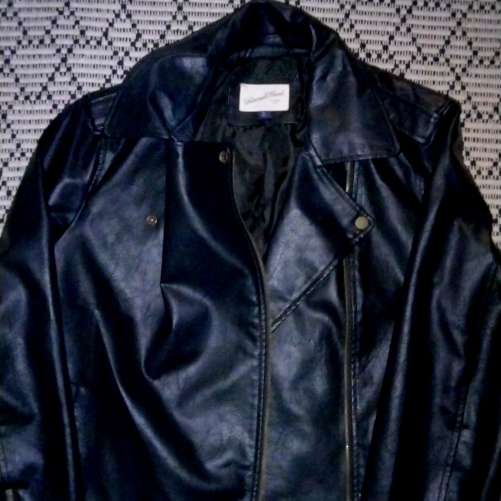 A black non Leather Jacket in great conditions. It has zippers on sleeves.